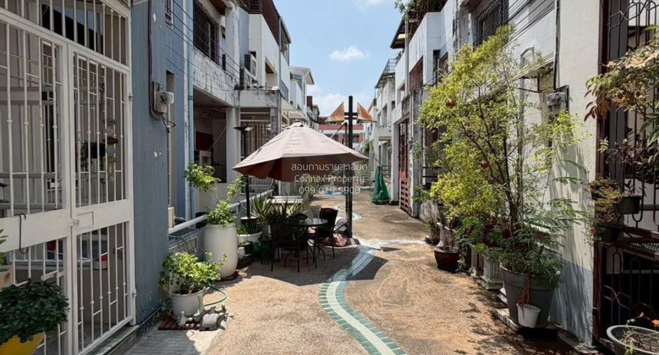 For sale 4 bedrooms townhouse in Phra Khanong, Bangkok