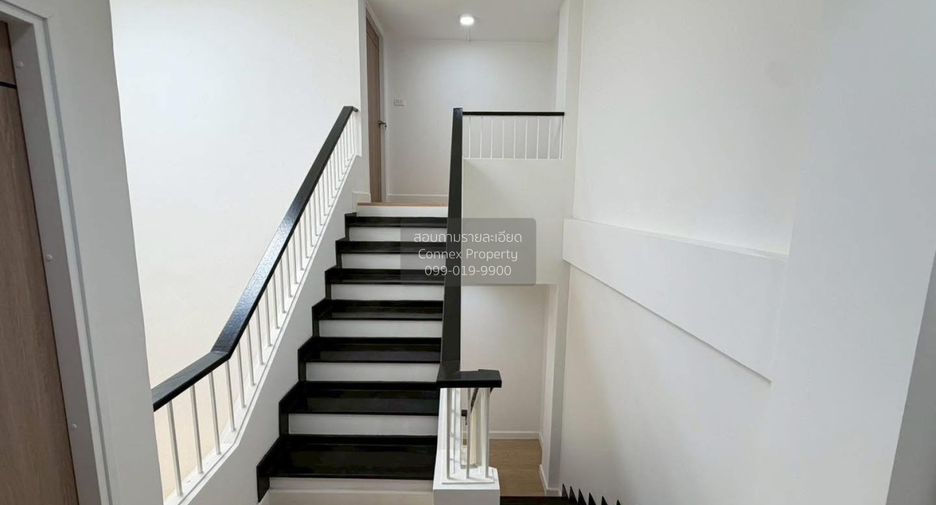 For sale 4 bedrooms townhouse in Phra Khanong, Bangkok