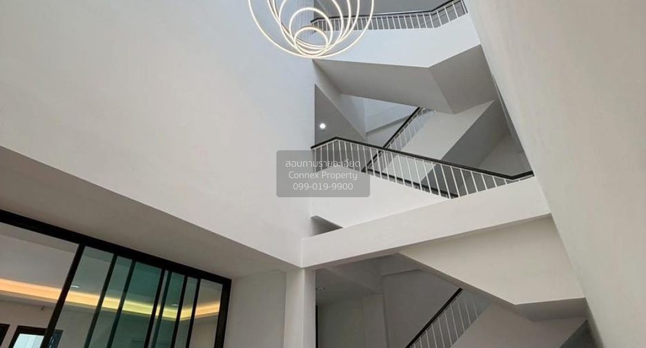 For sale 4 bedrooms townhouse in Phra Khanong, Bangkok