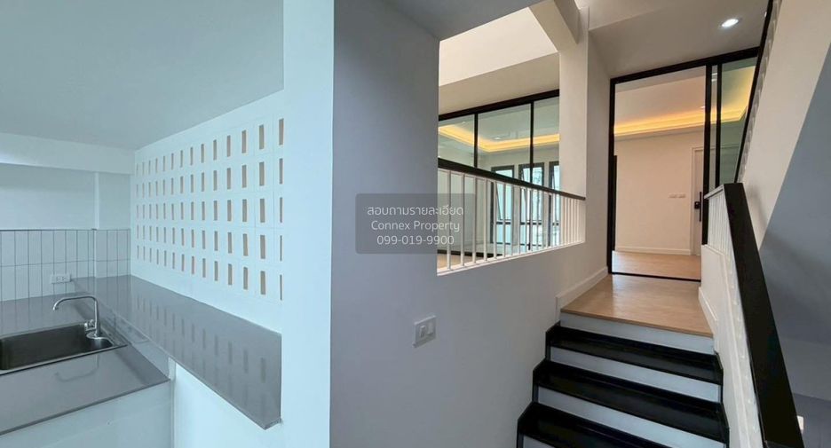 For sale 4 bedrooms townhouse in Phra Khanong, Bangkok