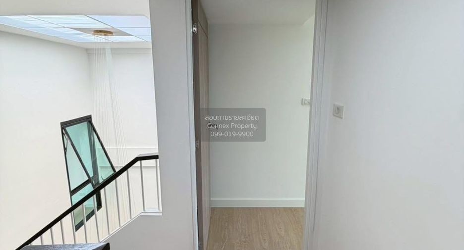 For sale 4 bedrooms townhouse in Phra Khanong, Bangkok