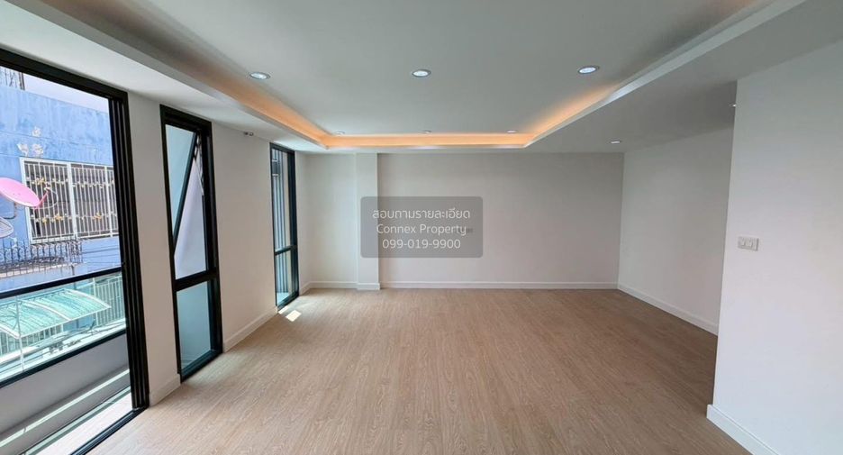 For sale 4 bedrooms townhouse in Phra Khanong, Bangkok