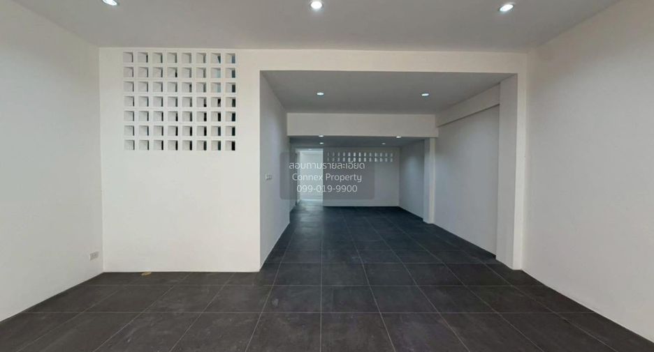 For sale 4 bedrooms townhouse in Phra Khanong, Bangkok