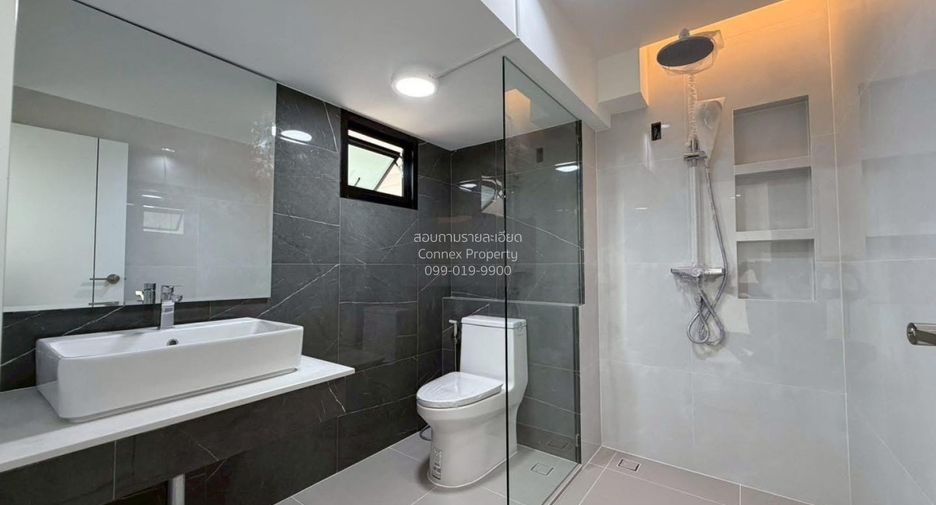 For sale 4 bedrooms townhouse in Phra Khanong, Bangkok