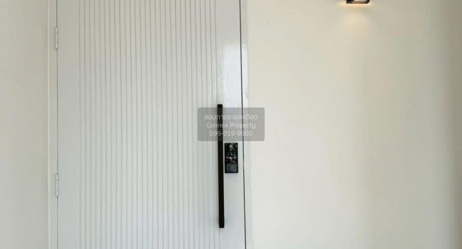 For sale 4 bedrooms townhouse in Phra Khanong, Bangkok