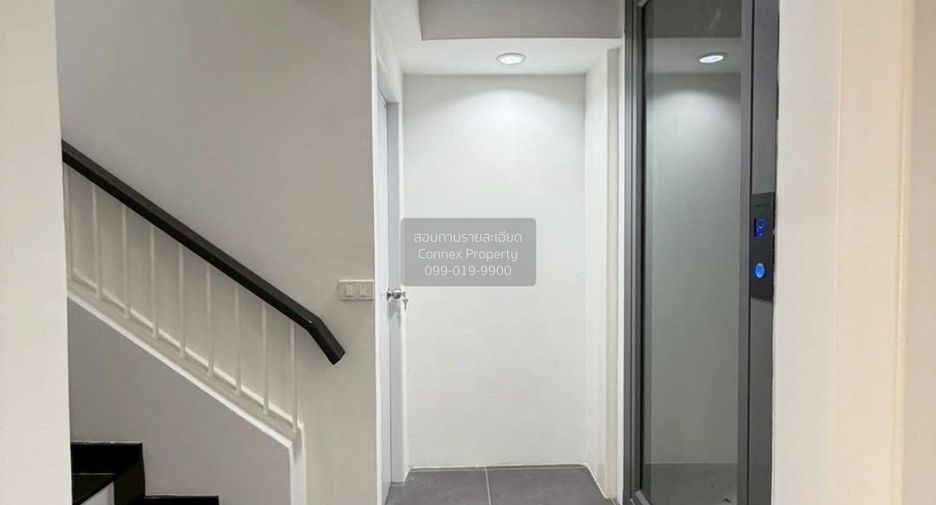 For sale 4 bedrooms townhouse in Phra Khanong, Bangkok