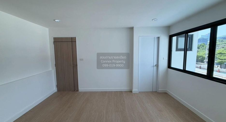 For sale 4 bedrooms townhouse in Phra Khanong, Bangkok