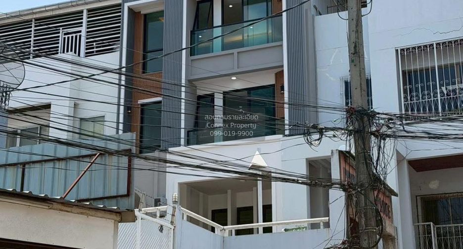 For sale 4 bedrooms townhouse in Phra Khanong, Bangkok