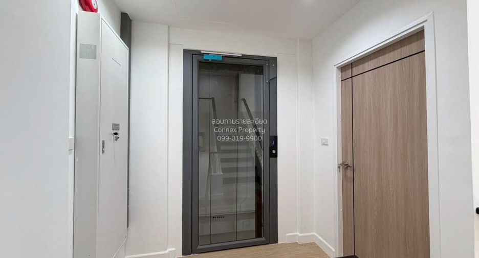 For sale 4 bedrooms townhouse in Phra Khanong, Bangkok
