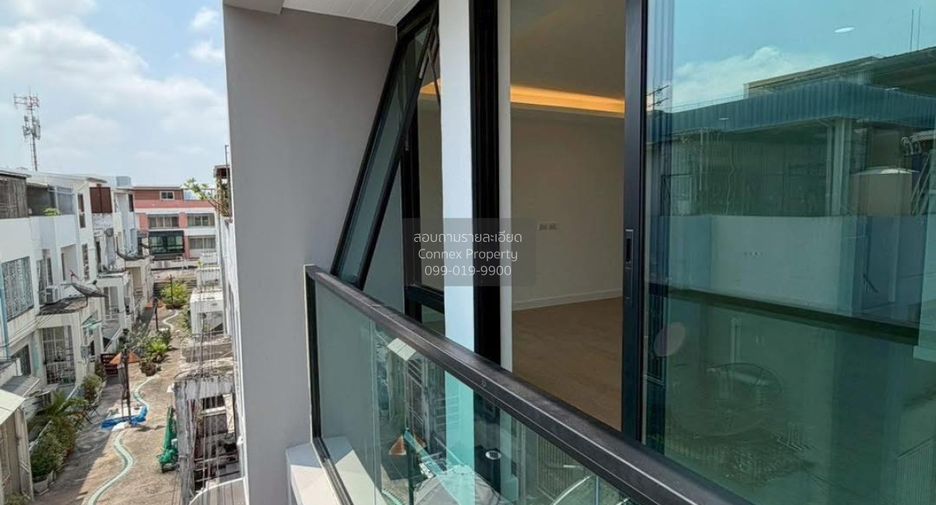 For sale 4 bedrooms townhouse in Phra Khanong, Bangkok