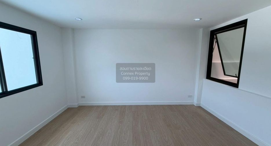 For sale 4 bedrooms townhouse in Phra Khanong, Bangkok