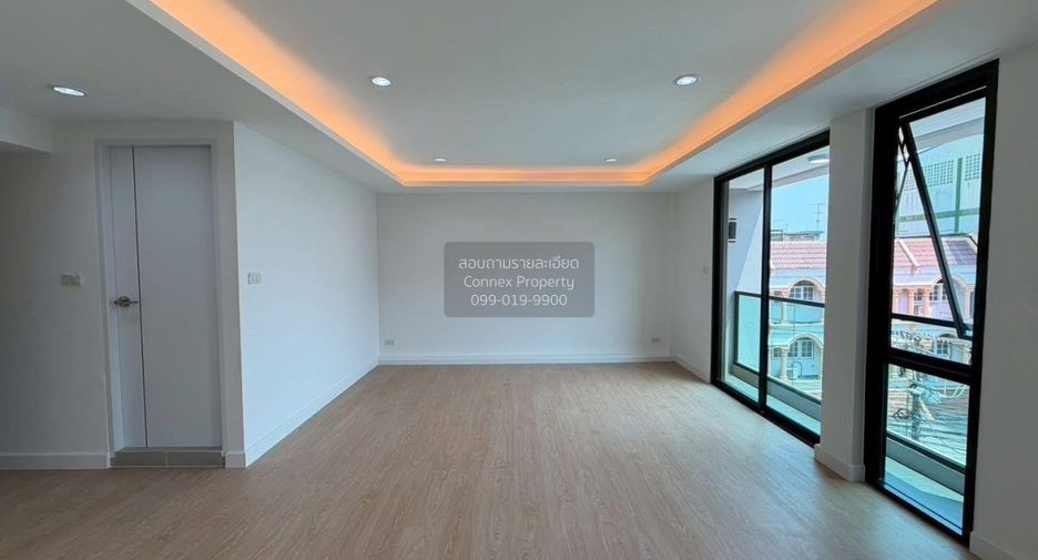 For sale 4 bedrooms townhouse in Phra Khanong, Bangkok