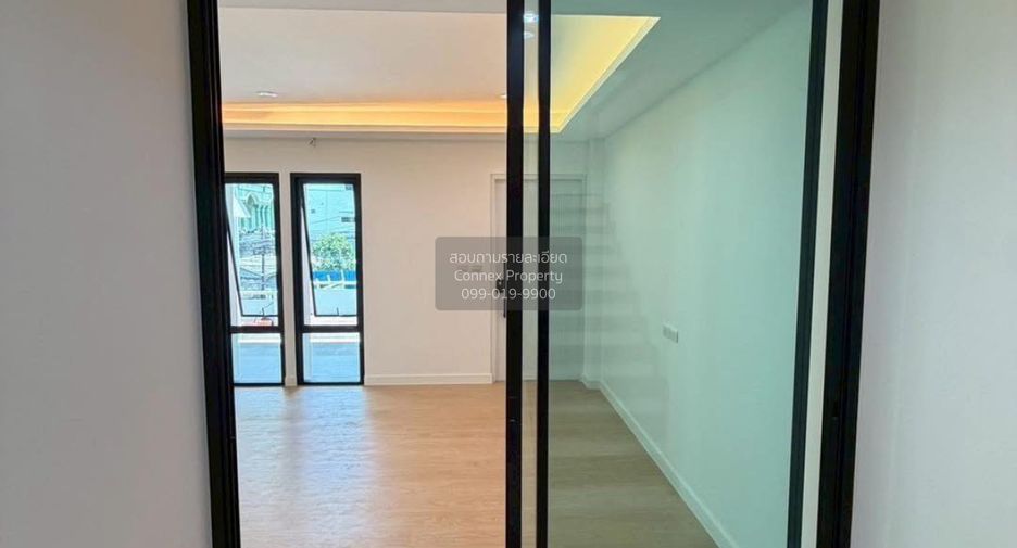 For sale 4 bedrooms townhouse in Phra Khanong, Bangkok