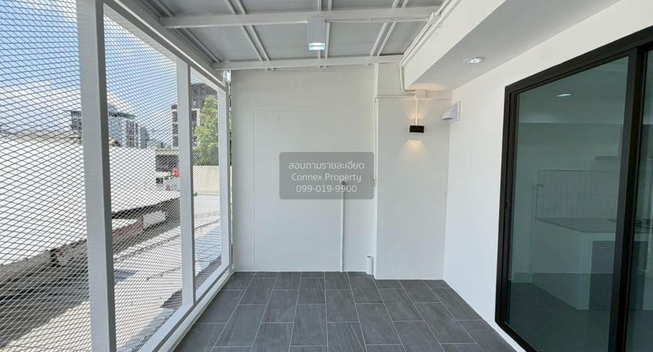 For sale 4 bedrooms townhouse in Phra Khanong, Bangkok