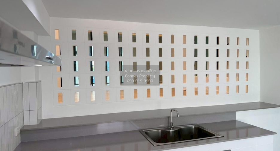 For sale 4 bedrooms townhouse in Phra Khanong, Bangkok