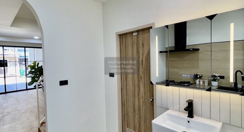 For sale 2 bedrooms townhouse in Wang Thonglang, Bangkok