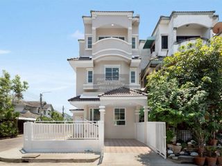 For sale 4 bedrooms townhouse in Don Mueang, Bangkok