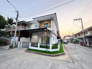 For sale 4 ベッドルーム townhouse in Bang Khae, Bangkok