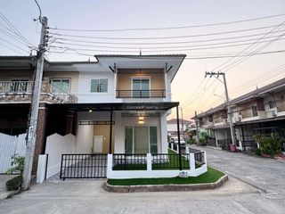 For sale 4 ベッドルーム townhouse in Bang Khae, Bangkok