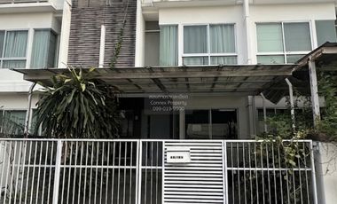 Casa adosada en venta de 3 habitaciones en Bang Kapi, Bangkok