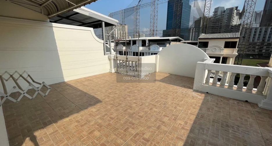 For rent 4 bedrooms townhouse in Yan Nawa, Bangkok