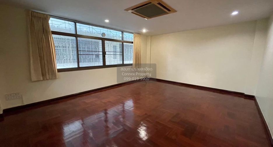 For rent 4 bedrooms townhouse in Yan Nawa, Bangkok