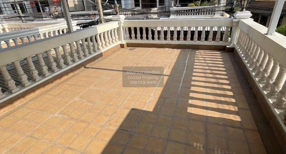 For rent 4 bedrooms townhouse in Yan Nawa, Bangkok