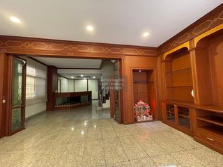 For rent 4 bedrooms townhouse in Yan Nawa, Bangkok