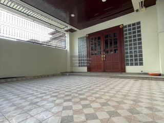 For rent 4 bedrooms townhouse in Yan Nawa, Bangkok