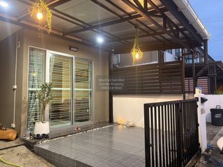 Casa adosada en alquiler de 3 habitaciones en Bang Phli, Samut Prakan