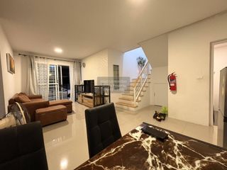 Casa adosada en alquiler de 3 habitaciones en Bang Phli, Samut Prakan