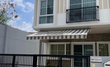 À louer 2 chambres maison de ville à Bang Phli, Samut Prakan