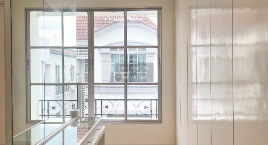 For rent 3 bedrooms townhouse in Lat Phrao, Bangkok