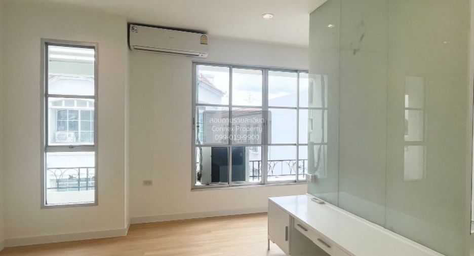 For rent 3 bedrooms townhouse in Lat Phrao, Bangkok