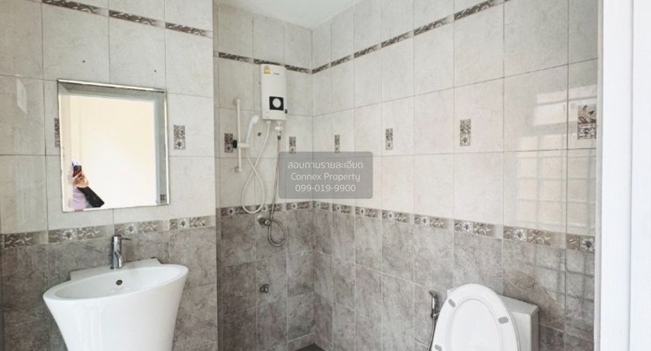For rent 3 bedrooms townhouse in Lat Phrao, Bangkok