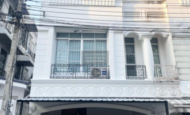 For rent 3 bedrooms townhouse in Lat Phrao, Bangkok