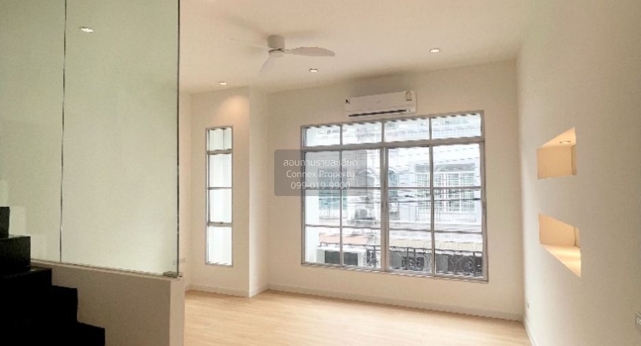 For rent 3 bedrooms townhouse in Lat Phrao, Bangkok