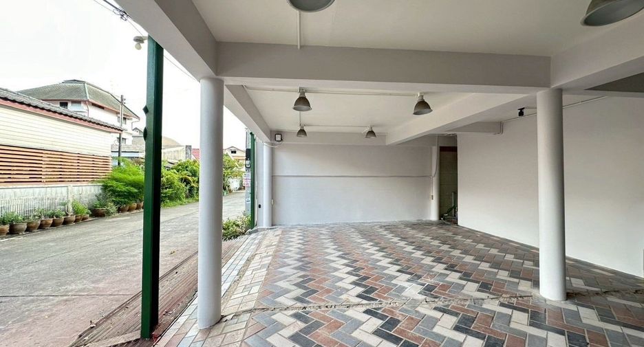 For rent 4 bedrooms house in Lat Phrao, Bangkok