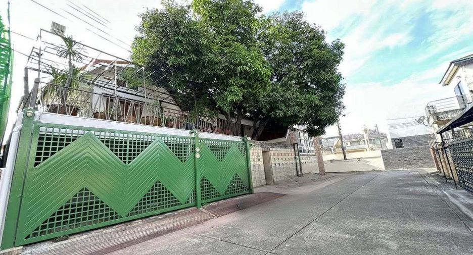 For rent 4 bedrooms house in Lat Phrao, Bangkok