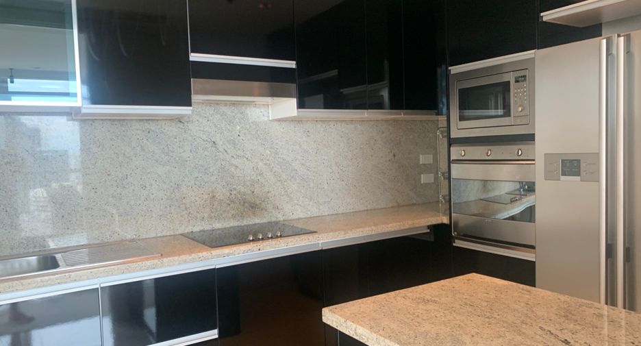 For rent 3 bedrooms condo in Pathum Wan, Bangkok