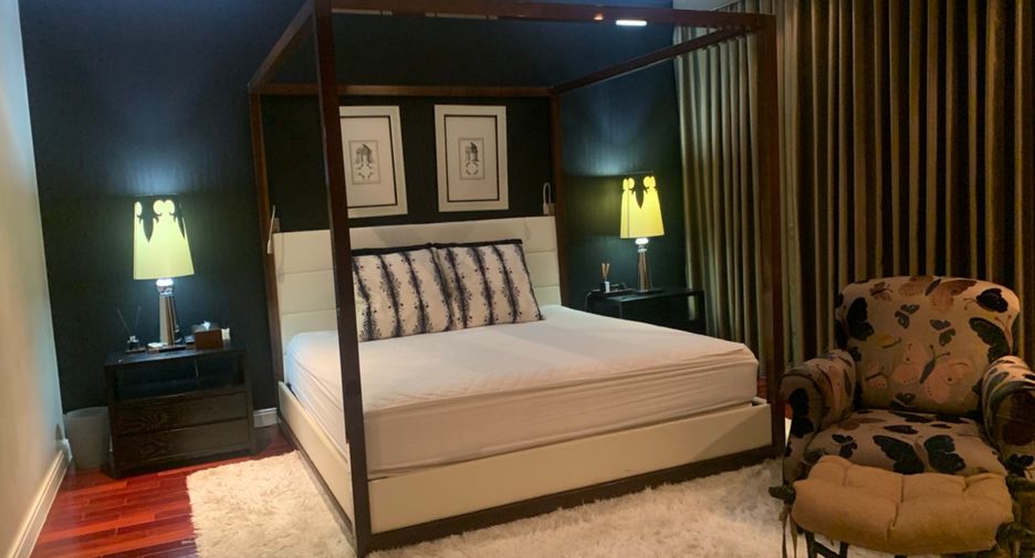 For rent 3 bedrooms condo in Pathum Wan, Bangkok