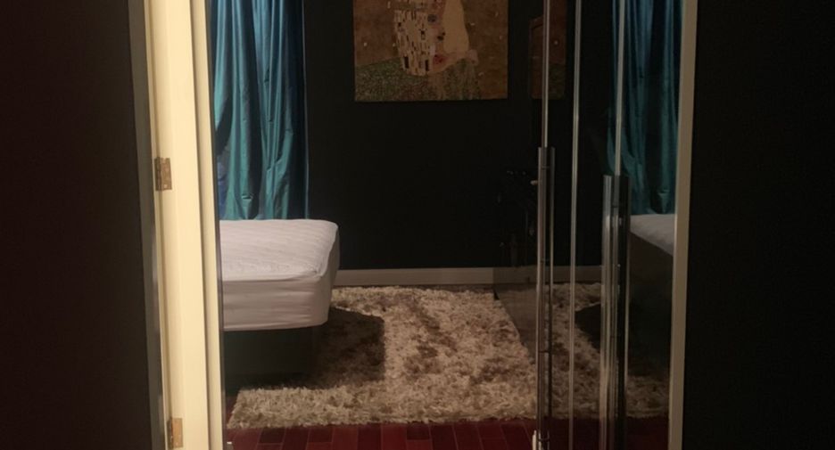 For rent 3 bedrooms condo in Pathum Wan, Bangkok