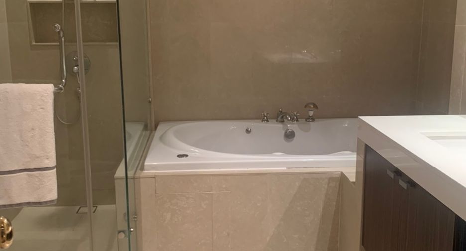 For rent 3 bedrooms condo in Pathum Wan, Bangkok