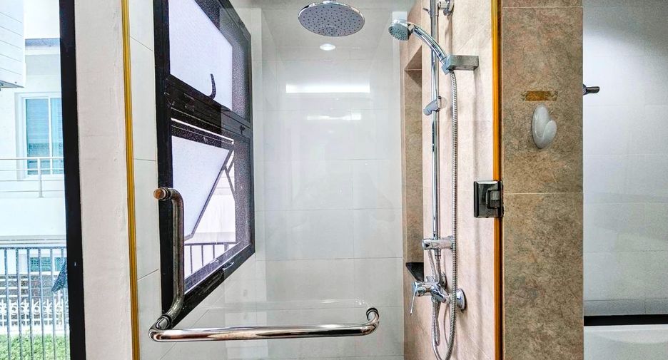 Condo en alquiler de 3 habitaciones en Watthana, Bangkok