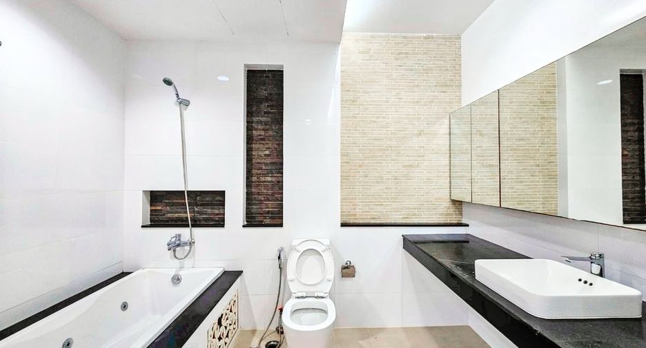 Condo en alquiler de 3 habitaciones en Watthana, Bangkok