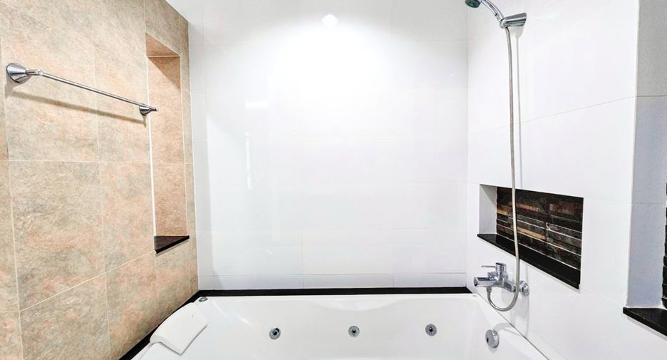 Condo en alquiler de 3 habitaciones en Watthana, Bangkok