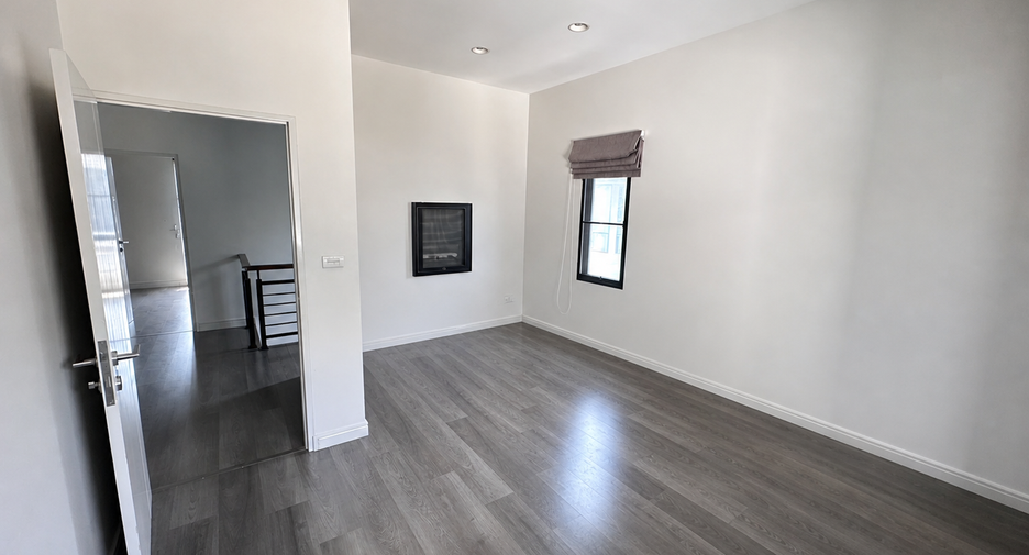For sale 4 bedrooms house in Bangkok Noi, Bangkok