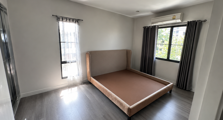 For sale 4 bedrooms house in Bangkok Noi, Bangkok