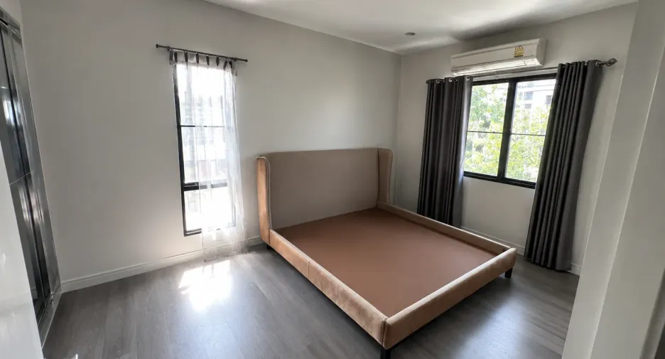 Haus zum Kauf mit 4 Zimmer in Bangkok Noi, Bangkok