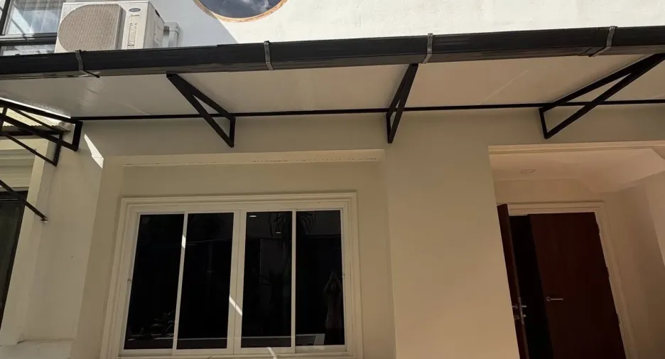 Casa adosada en alquiler y en venta de 4 habitaciones en Yan Nawa, Bangkok